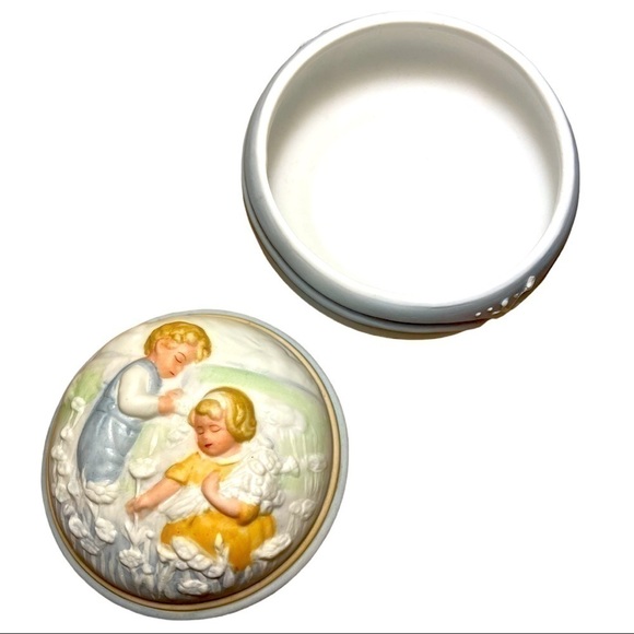 𝅺AVON vintage music box, released for Mother’s Day 1985, petite, nostalgic - Picture 5 of 7